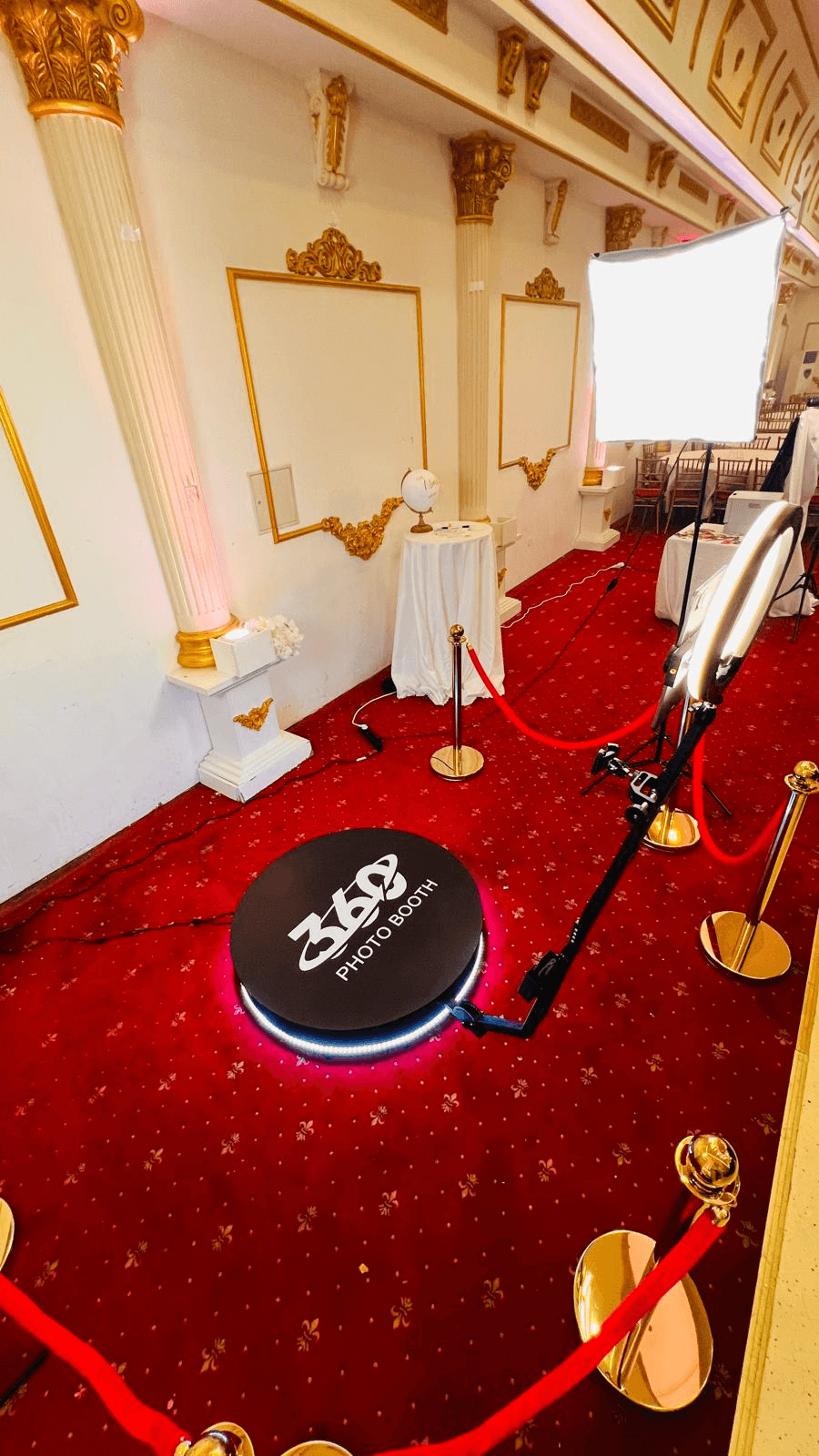 360 Photo Booth mit rotem Teppich und elegantem Setup